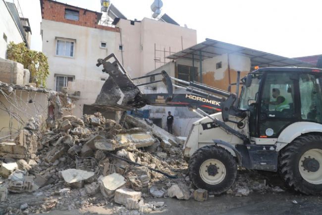 Akdeniz'de metruk bina kontrollü şekilde yıkıldı