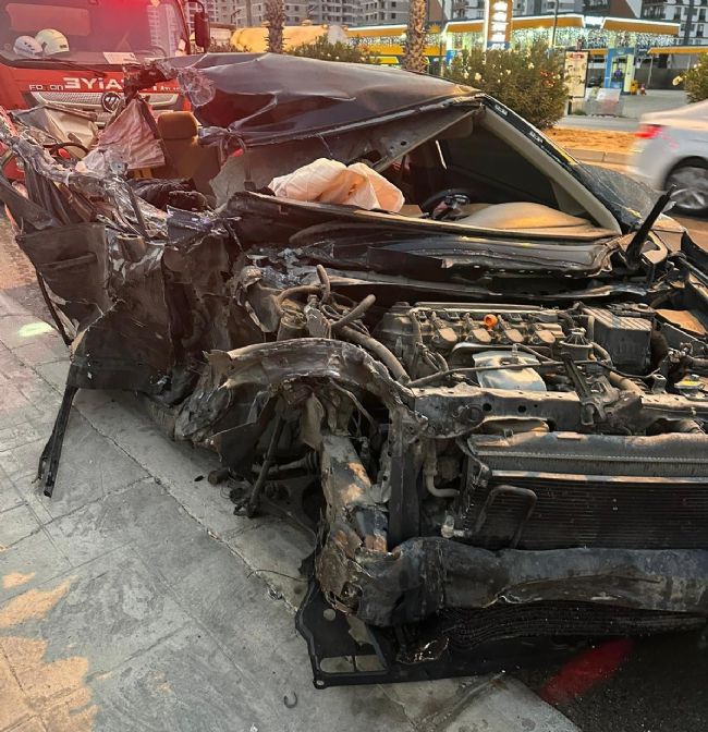 Kamyona çarpan otomobil hurdaya döndü, 2 yaralı