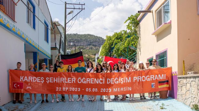 ALMANYA’DAN GELEN ÖĞRENCİLER YENİ BİR KÜLTÜRÜ DENEYİMLEMENİN KEYFİNİ ÇIKARIYOR