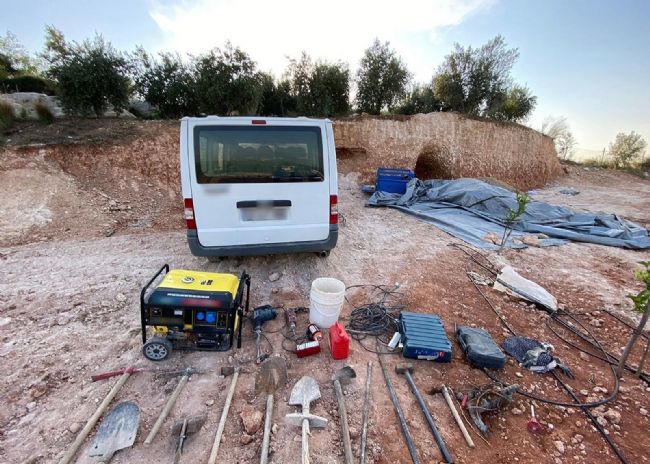 Mersin'de define aramak için kaçak kazı yapan 3 şüpheli yakalandı