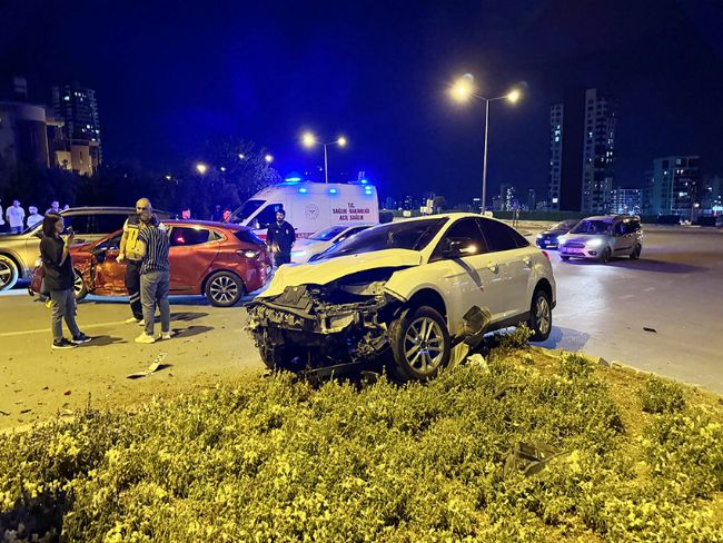 Mersin'de iki otomobil çarpıştı: 5 yaralı