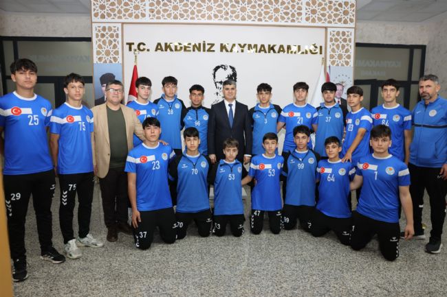 TÜRKİYE ŞAMPİYONASI’NA KATILACAK OLAN U-15 FUTBOL TAKIMI KAYMAKAM ŞENER’İ ZİYARET ETTİ