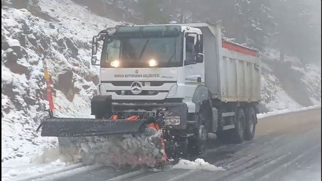Mersin’in yüksek kesimlerinde karla mücadele sürüyor