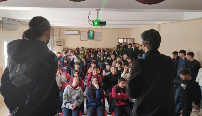 Gençler, Terörizm Konusunda Bilgilendiriliyor