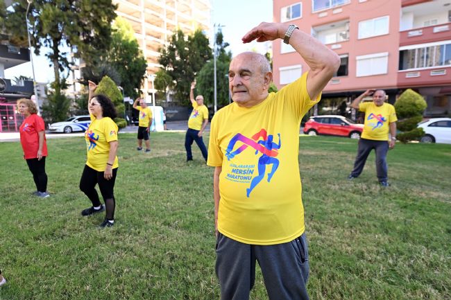 Mersin’de emekliler sabah sporunda buluşuyor