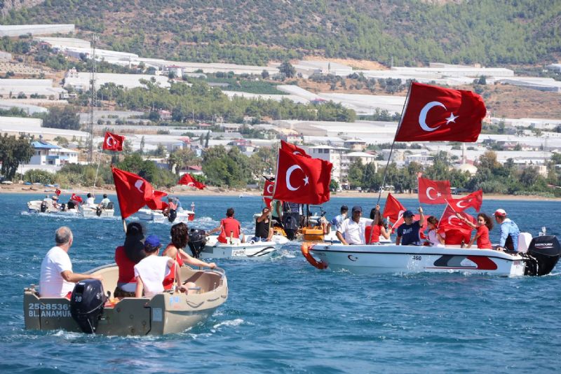 Bozyazı’da 30 Ağustos coşkusu denize taşındı: 30 tekneyle zafer turu