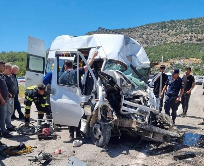 Mersin'de servis minibüsü park halindeki otobüse çarptı: 1 ölü, 2 yaralı